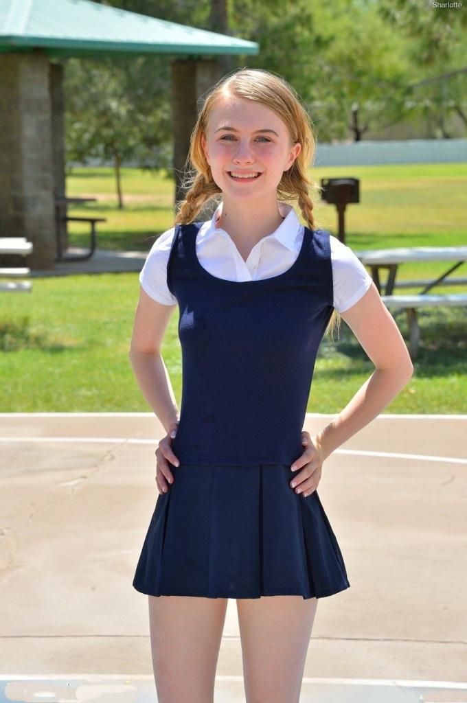 少女夏洛特脱下裙子后将玩具滑入屁眼 Teen Charlotte takes