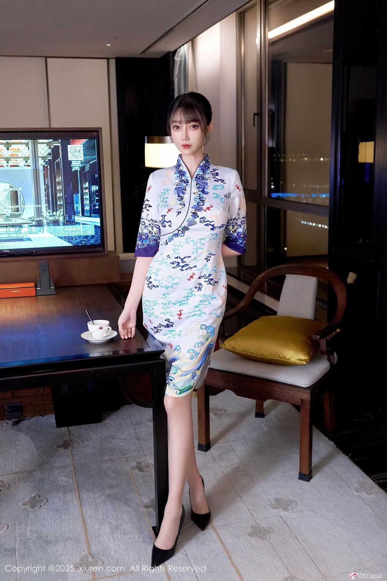 玥儿酒店魅影：夜色下旗袍勾勒曼妙身姿，玲珑曲线尽显东方私密风情 Yue'er H