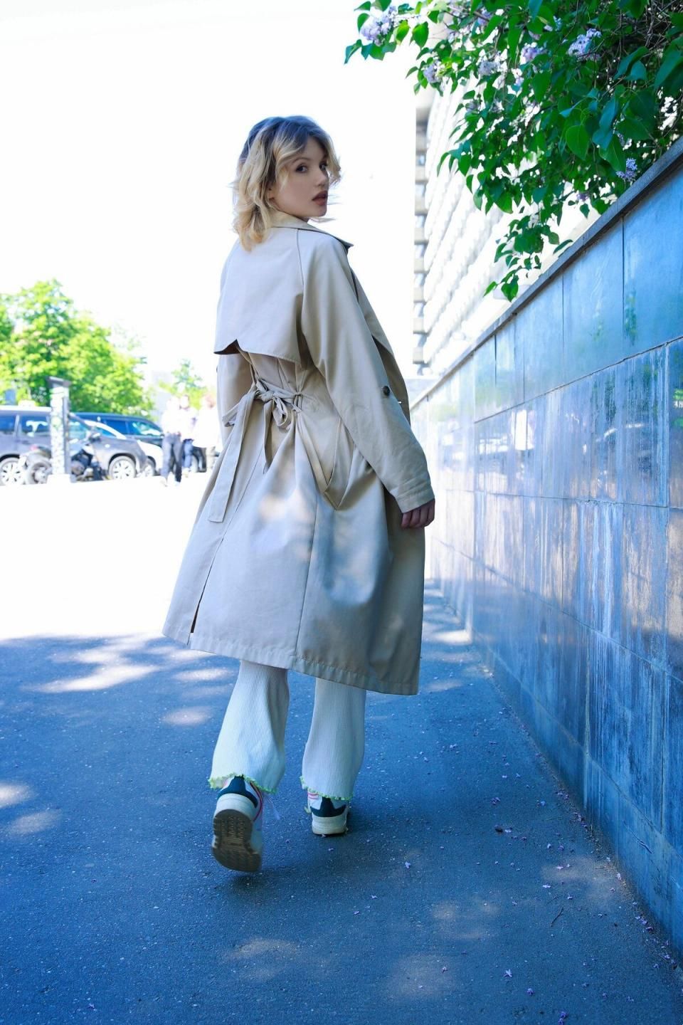 都市午后：她风衣下那若隐若现的迷人曲线，回眸一笑尽是说不尽的挑逗与风情，都市丽人