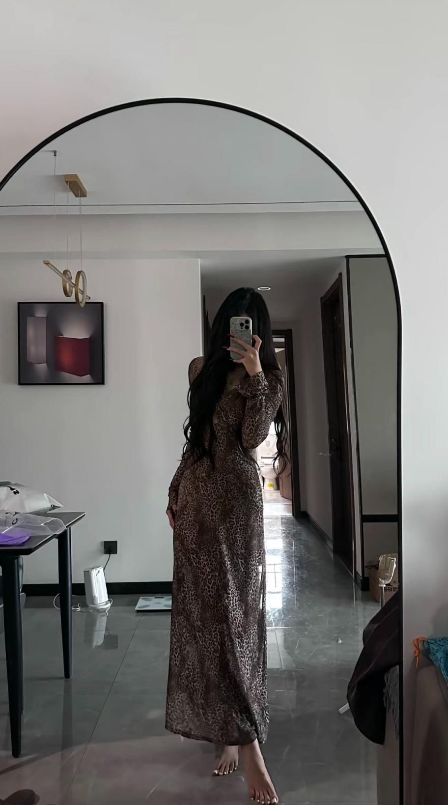 镜中魅影：长发女神的豹纹私语，居家时尚的性感自拍，展现曼妙身姿的独特魅力 Pha