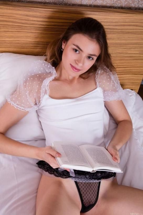 玛丽亚的静谧书夜：在柔光与书香中，品味一段沉醉的心灵旅程 Maria's Qui