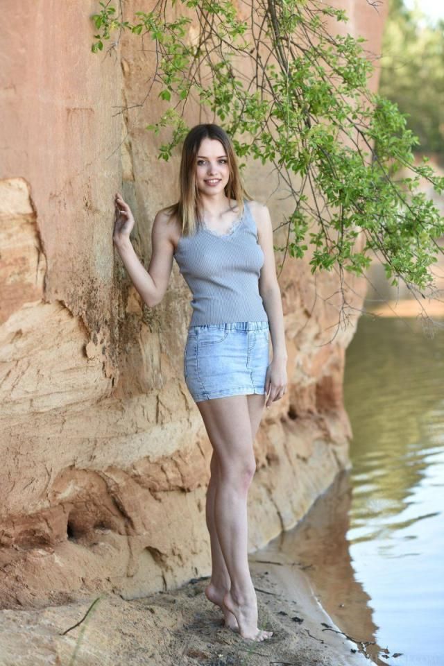 Maxa夏日秘境：赤足少女倚靠砂岩，河畔微光下的清新与魅惑交织 Maxa's s