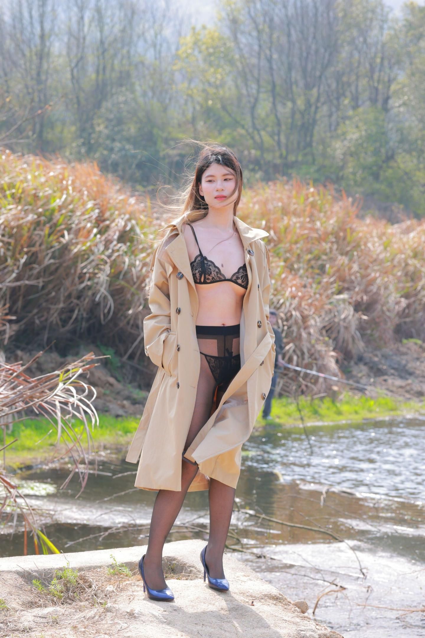 都市丽人在野外释放自我：米色风衣下蕾丝bra若隐若现，湿地畔的性感邂逅，大胆挑战