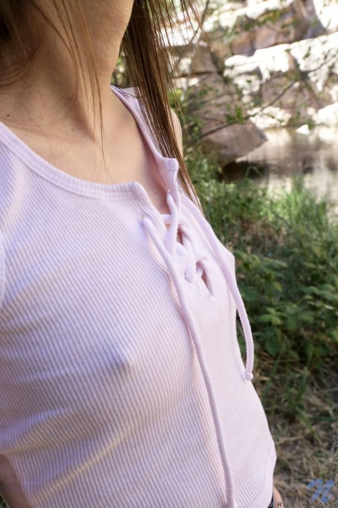 少女阿瑞雅海兹在树林中裸体自慰，展示她瘦弱的身体 Teen Aria Hind