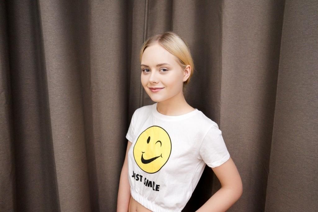 金发少女艾米莉库蒂脱下内裤，炫耀她的大屁股 Blonde teen Emily