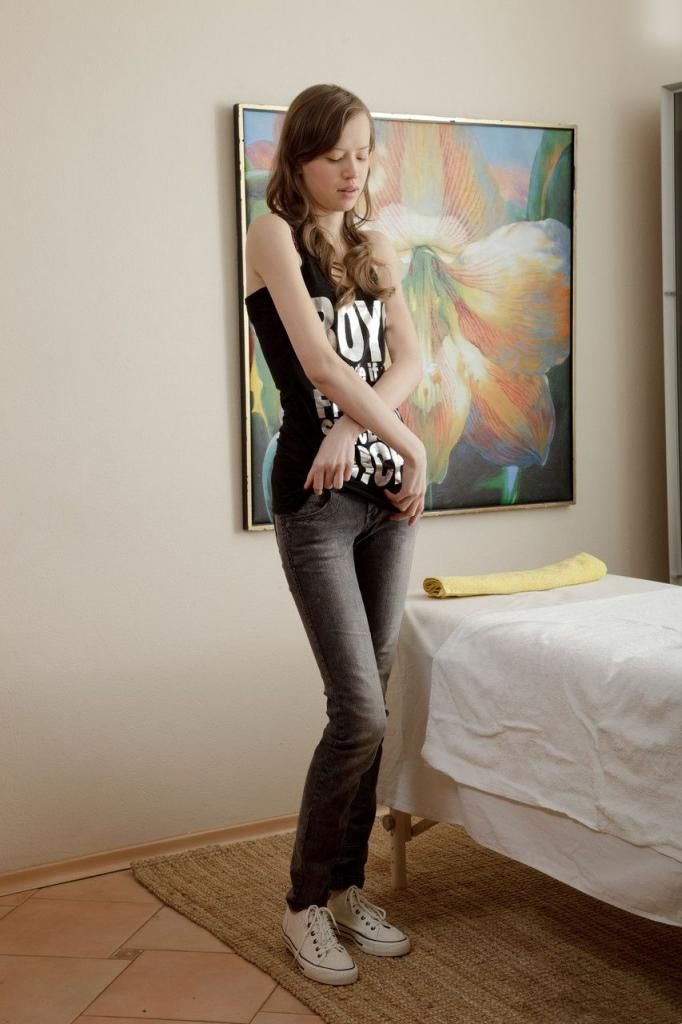 黑发少女被大鸡巴按摩师插入逼逼，接受精液 Blackhaired girl g