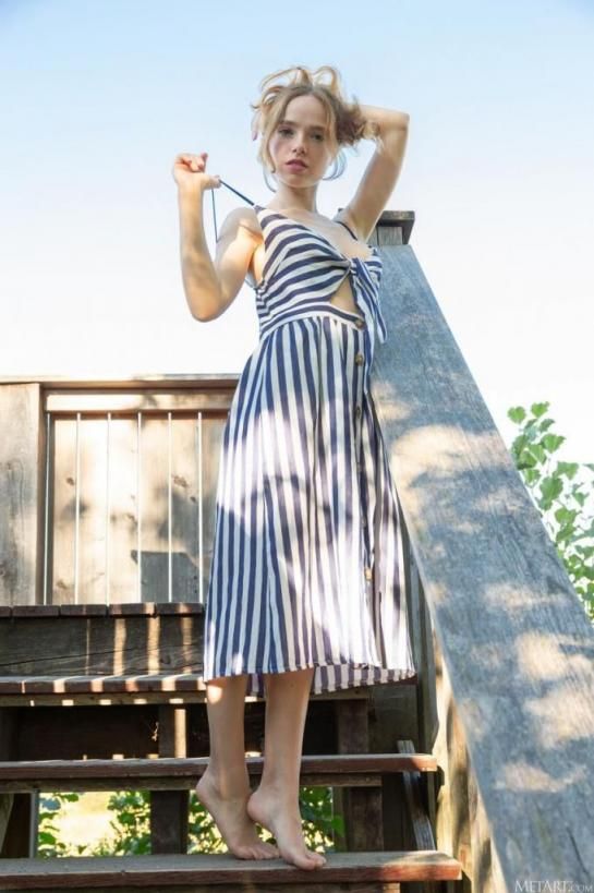 暴露了她漂亮的胸部和姿势在床上 Exposing her beautiful