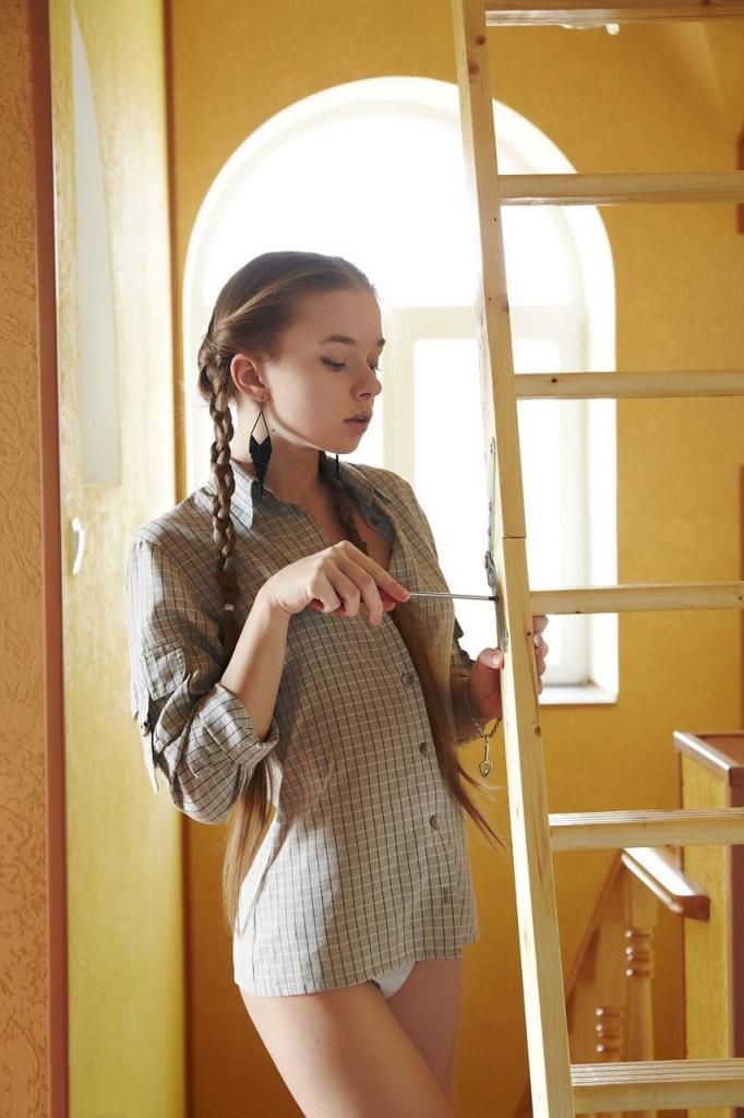 少女展示她的小乳房和多毛的阴部 Teen shows off her smal