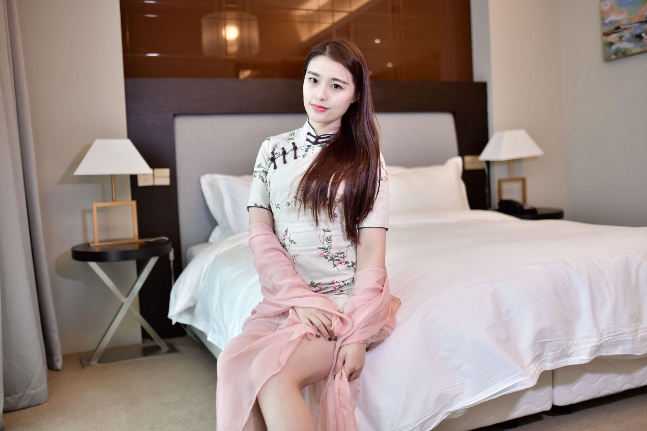 都市私语：旗袍佳人酒店夜话，轻纱半掩下的曼妙身姿，眼神流转尽是无尽风情与神秘 U