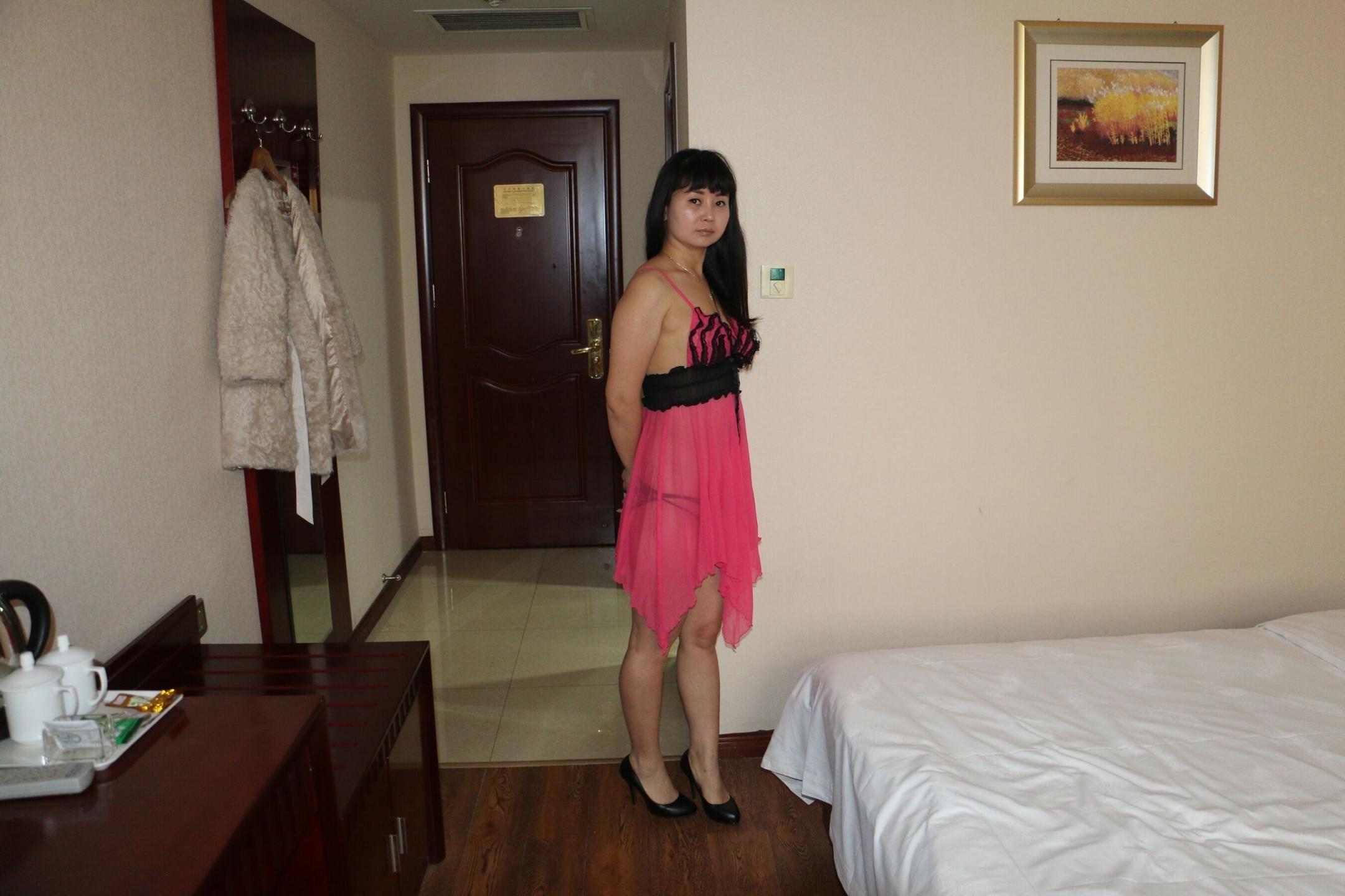 快50了吧？这女人 She&rsquo;s almost 50, right？ This