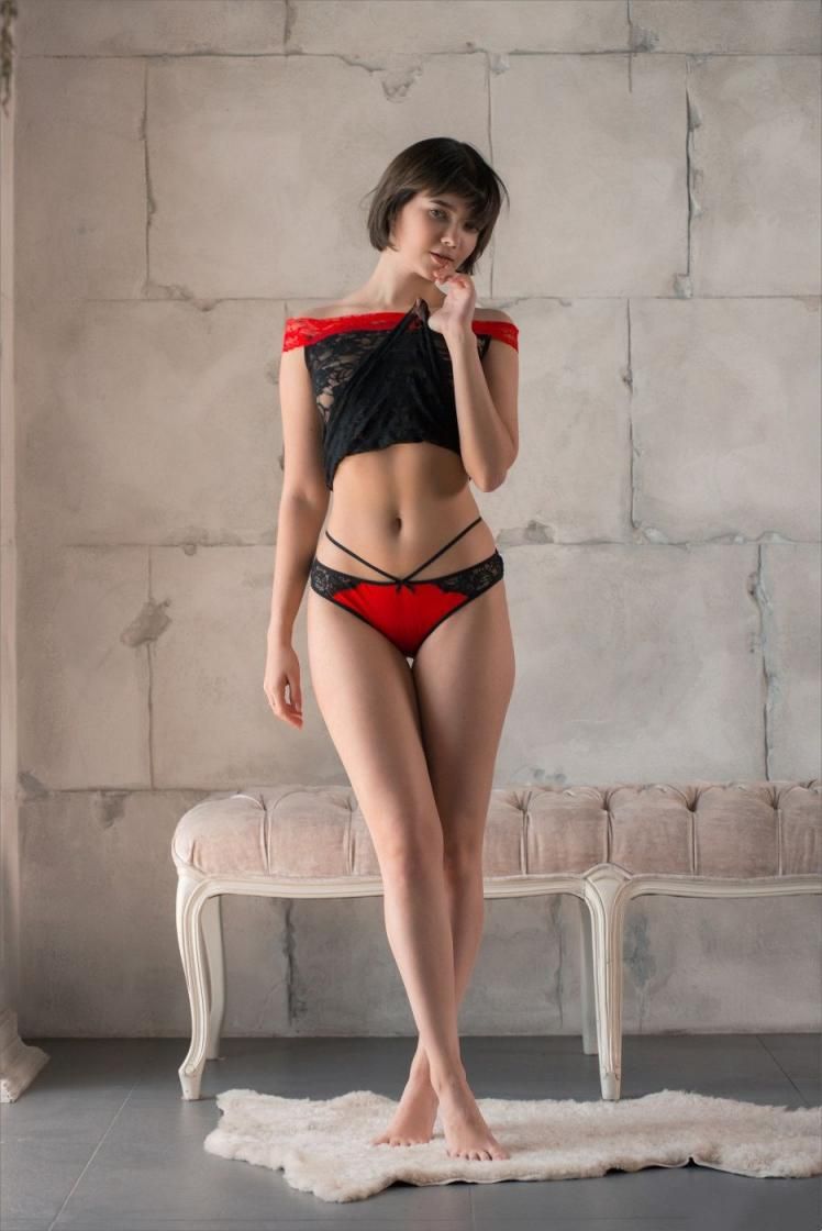 光影下的棕发美人：轻纱蕾丝勾勒曼妙身姿，定格私享空间的都市魅力 The brow