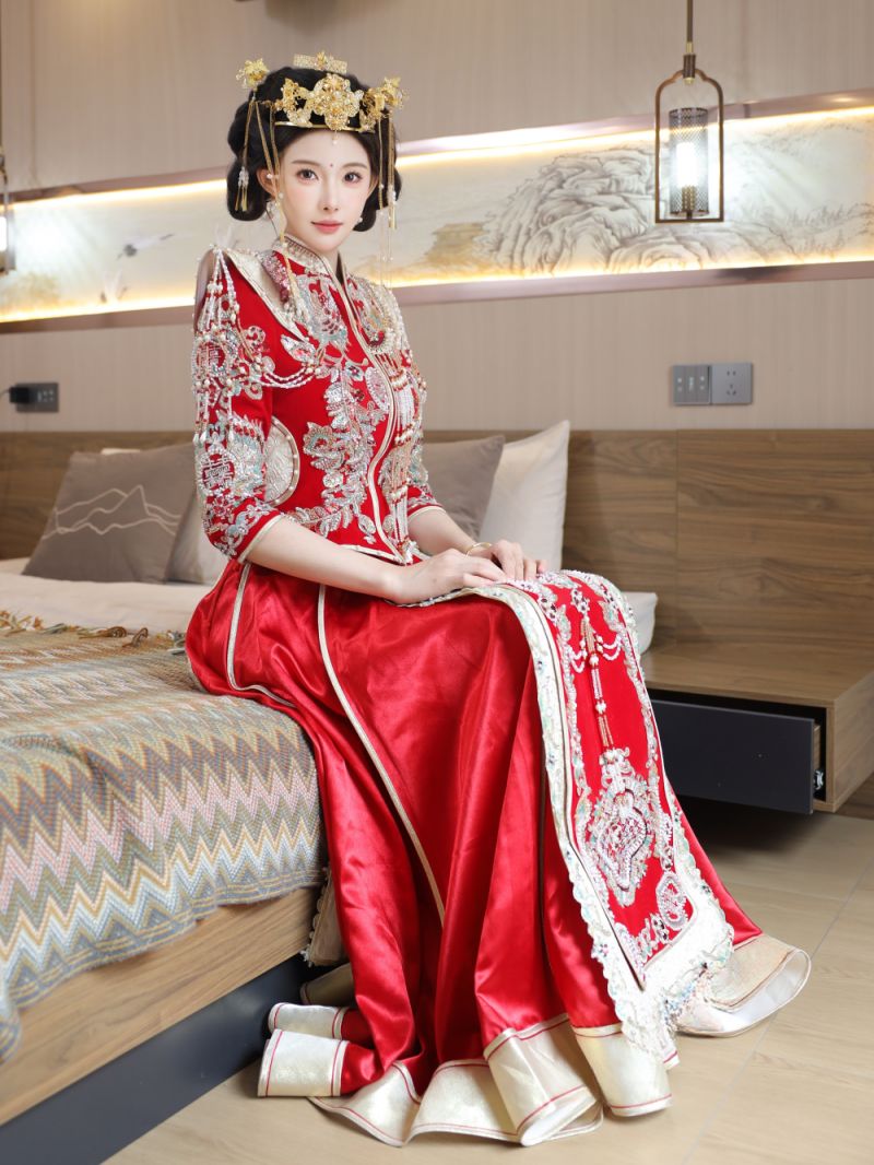 凤冠霞帔绝美新娘：金冠红绣映玉肌，丝滑裙摆缠绵惹人，东方韵味尽显，谁能抵挡这份倾