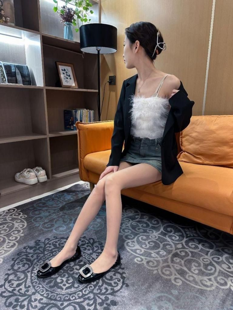 午后邂逅：都市丽人时尚轻奢穿搭，微露香肩锁骨，慵懒坐姿尽显犹抱琵琶半遮面的东方神