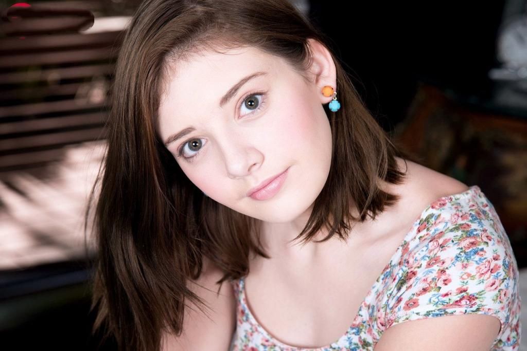 少女之心脱掉短裙和大叔进行硬核性交 The girl's heart take