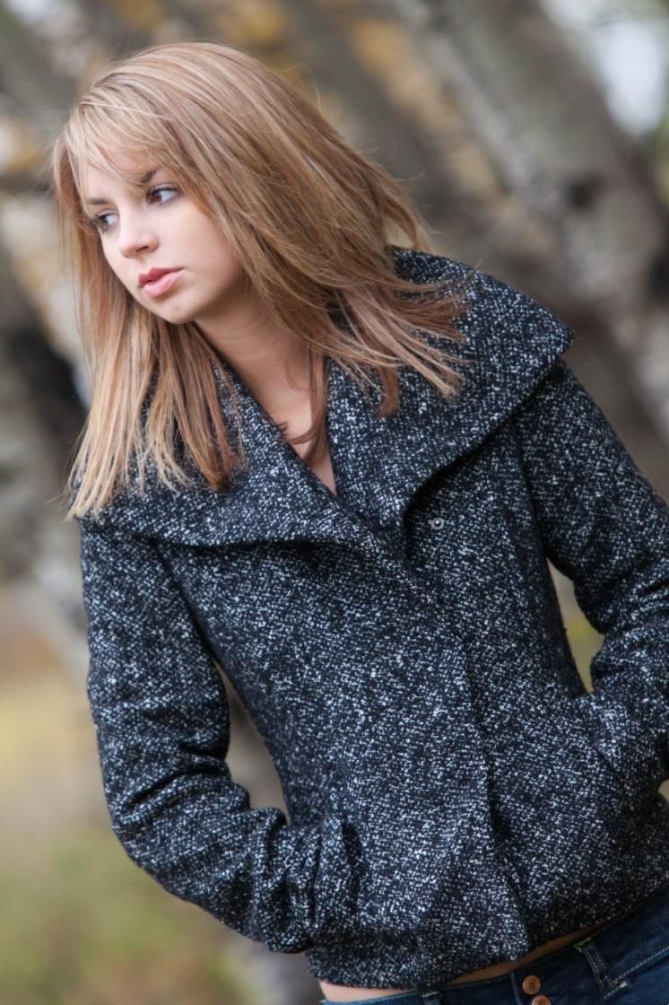 在户外展现她苗条健美的身材和饱满的乳头 Showing off her sli