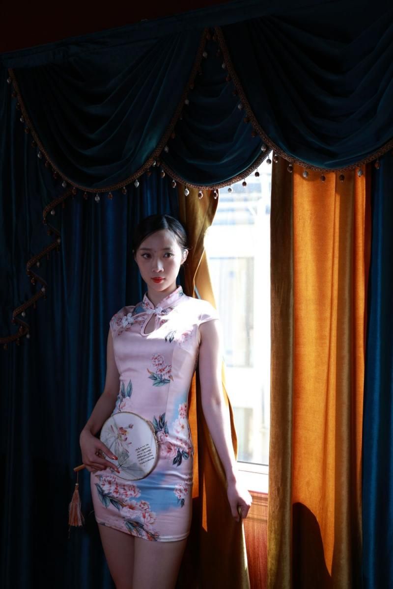 旗袍丽影：窗边美人执扇，尽显东方古典韵味，光影流转间的雅致风情 The Beau