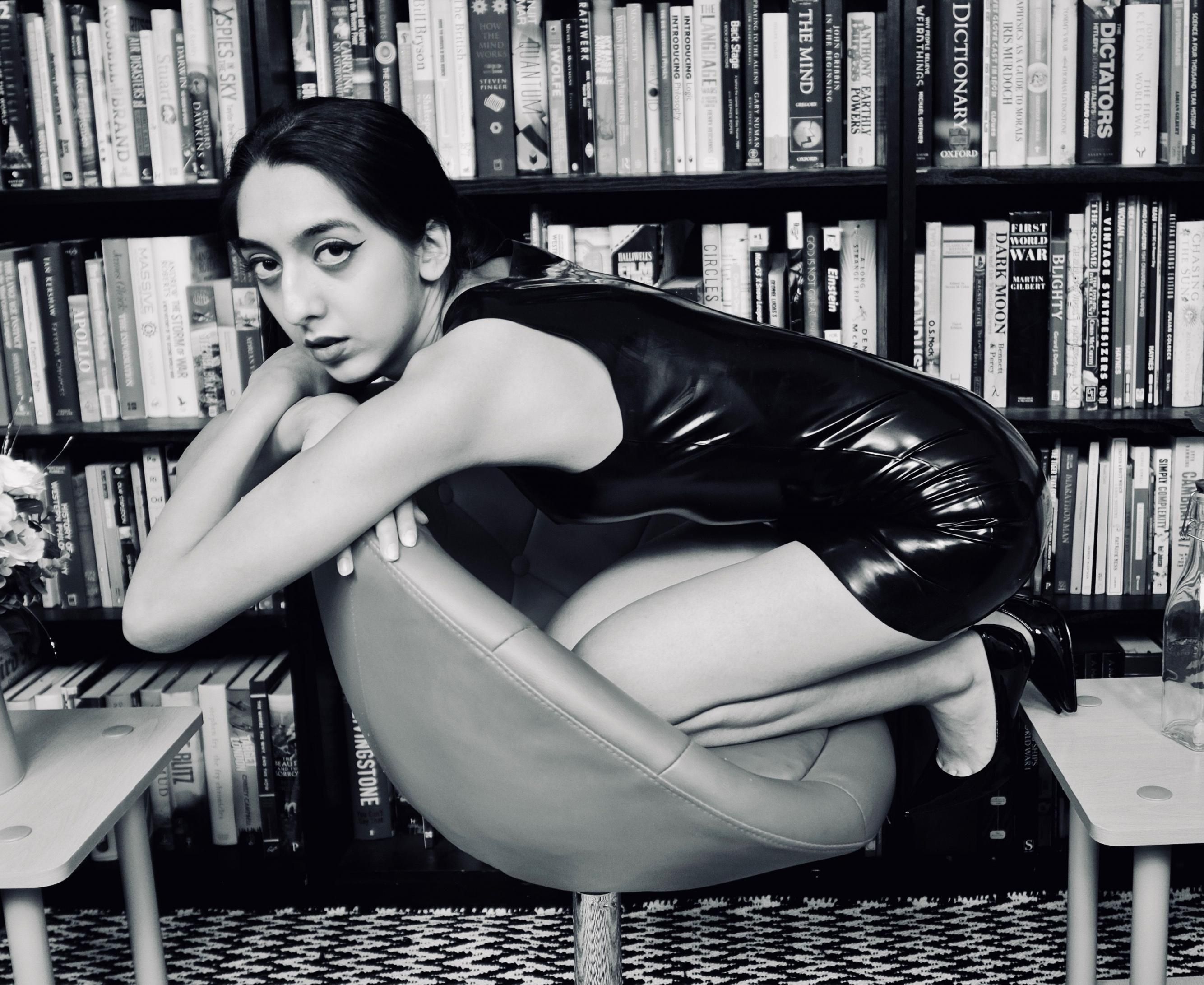 Fizza暗夜书房：禁欲系魅影与知性诱惑的交织，探索黑色光泽下的极致曲线秘境 F