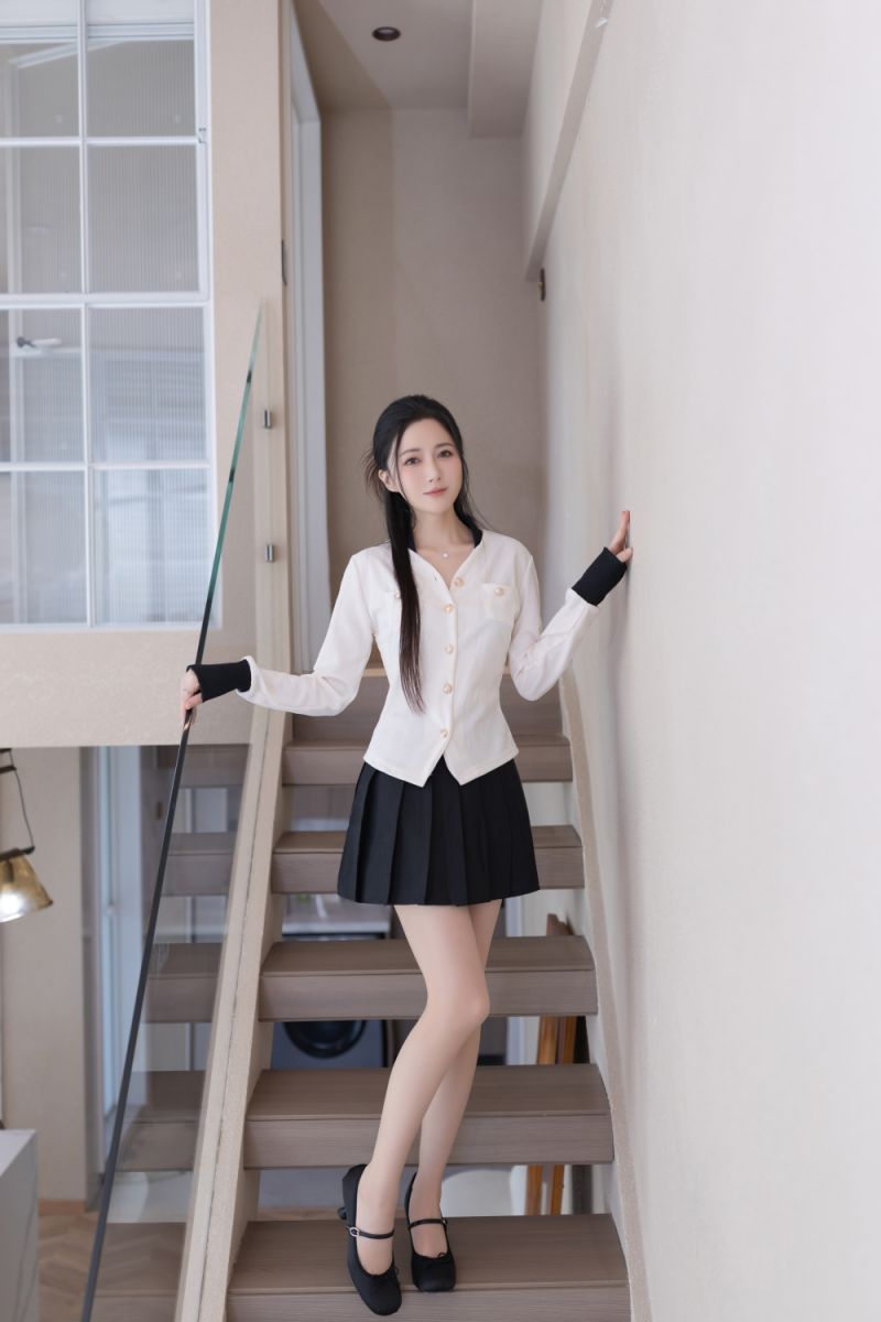楼梯间的诱惑：长腿女神的纯欲风穿搭，黑色短裙勾勒完美曲线，约会职场皆宜，轻松成为
