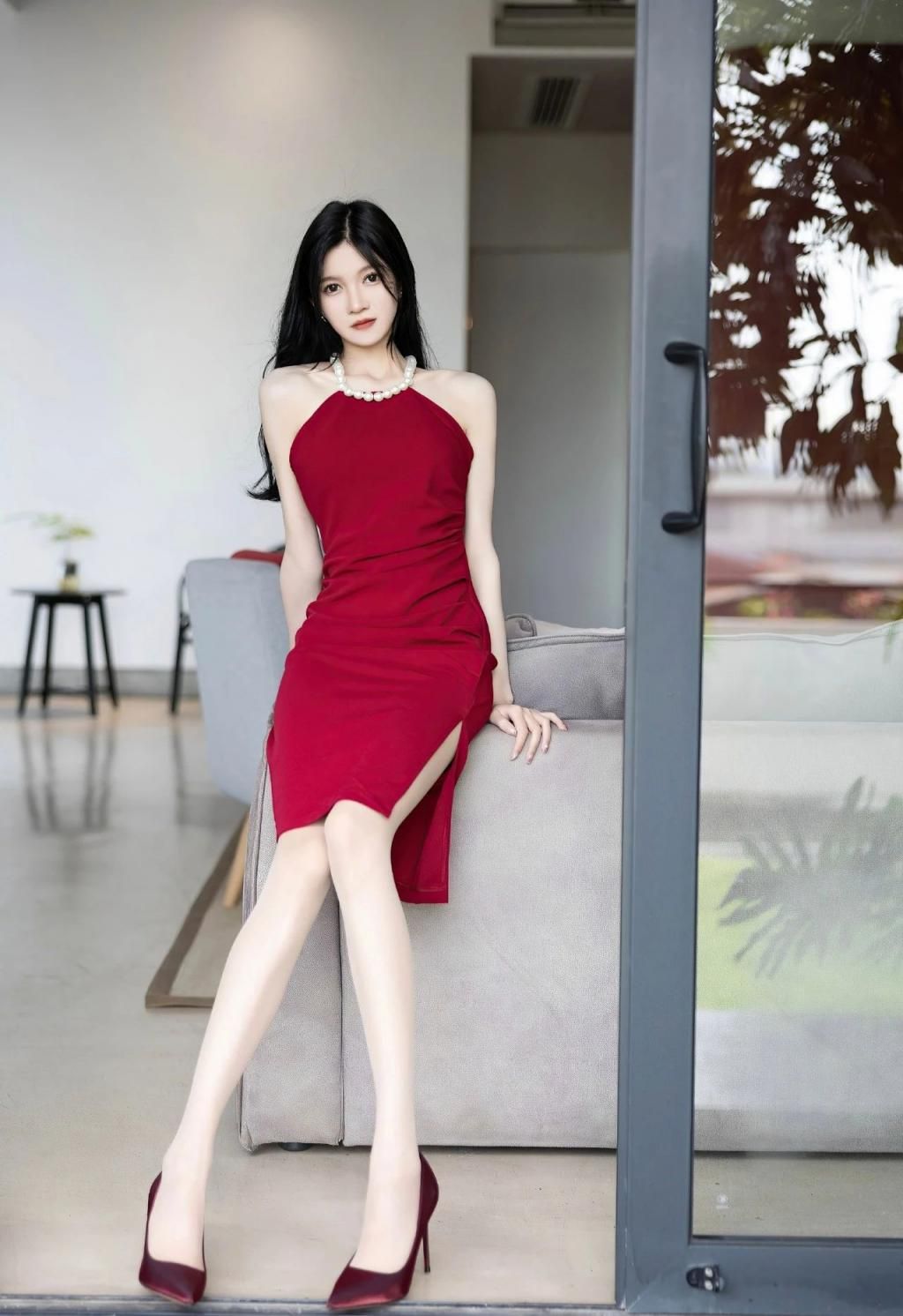 穿开叉连衣裙，身材太棒了 Wearing a slit dress, your
