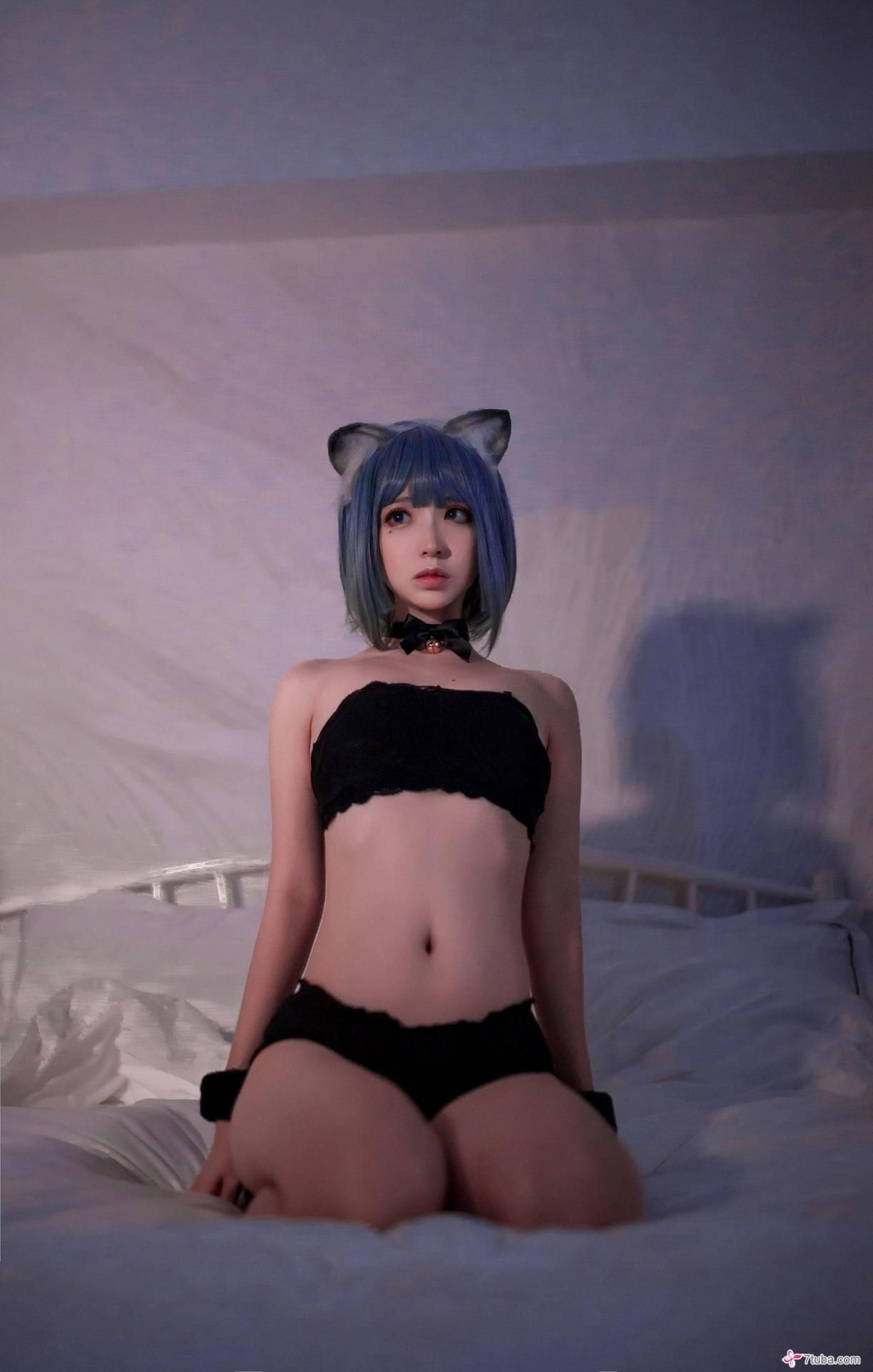 魅惑蓝发猫耳少女的甜美私房写真：慵懒午后，娇俏姿态尽显无限居家魅力 Sweet