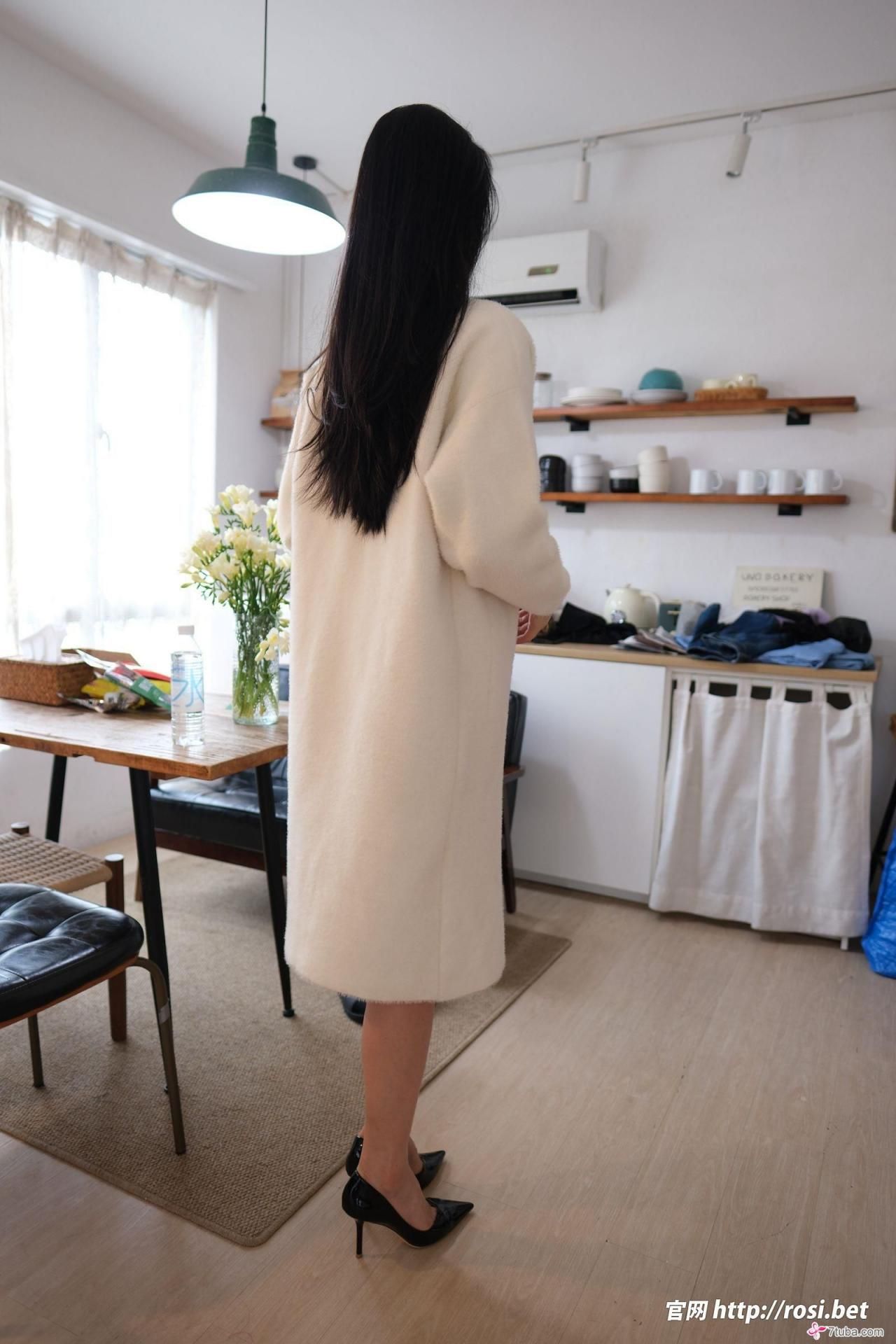 都市魅影：长发女子午后时光，温柔居家背影在白色大衣与高跟鞋中展现的独特风情 Ur