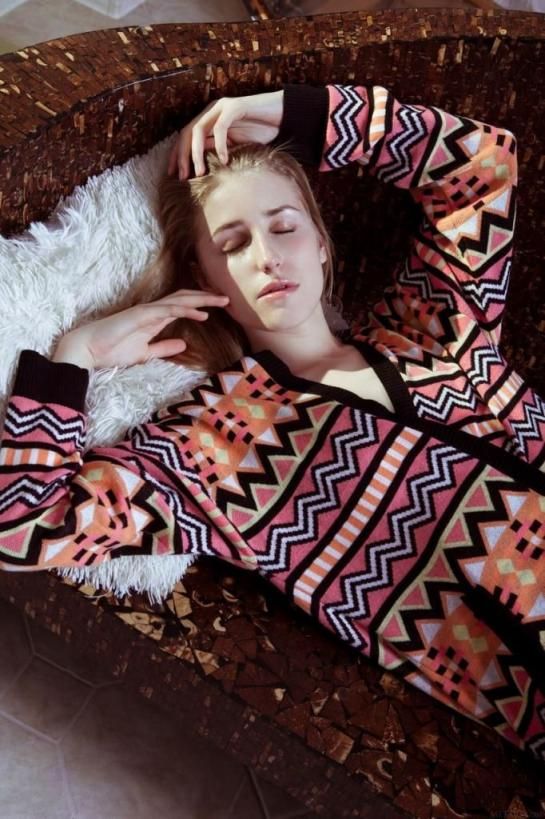 展示她的天然乳房和毛茸茸的阴道 Showing off her natural