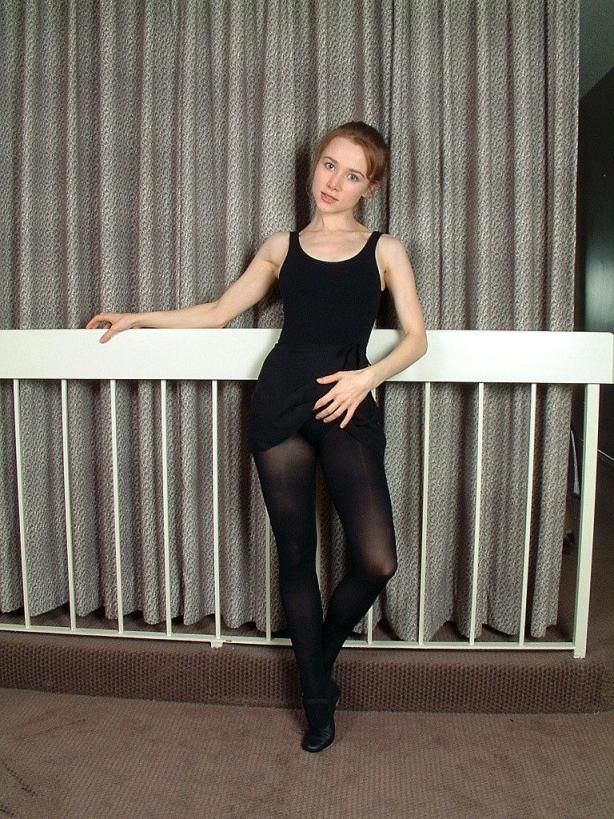 年轻芭蕾舞演员穿黑色连裤袜和黑色连衣裙露毛茸茸的逼逼 Young baller
