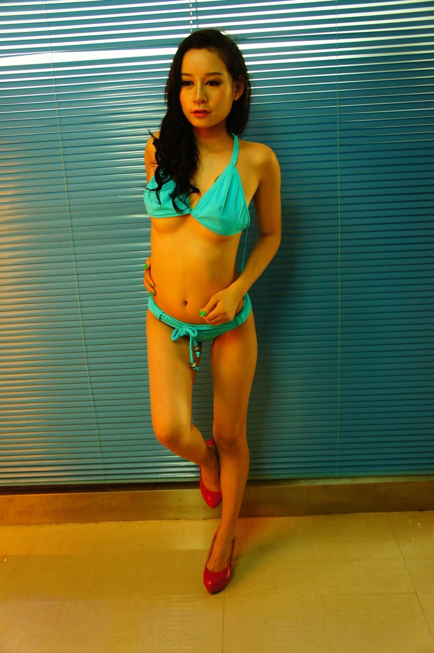 迷情盛夏：蓝色比基尼的诱惑，长发女郎红高跟鞋下的都市魅影 Midsummer P