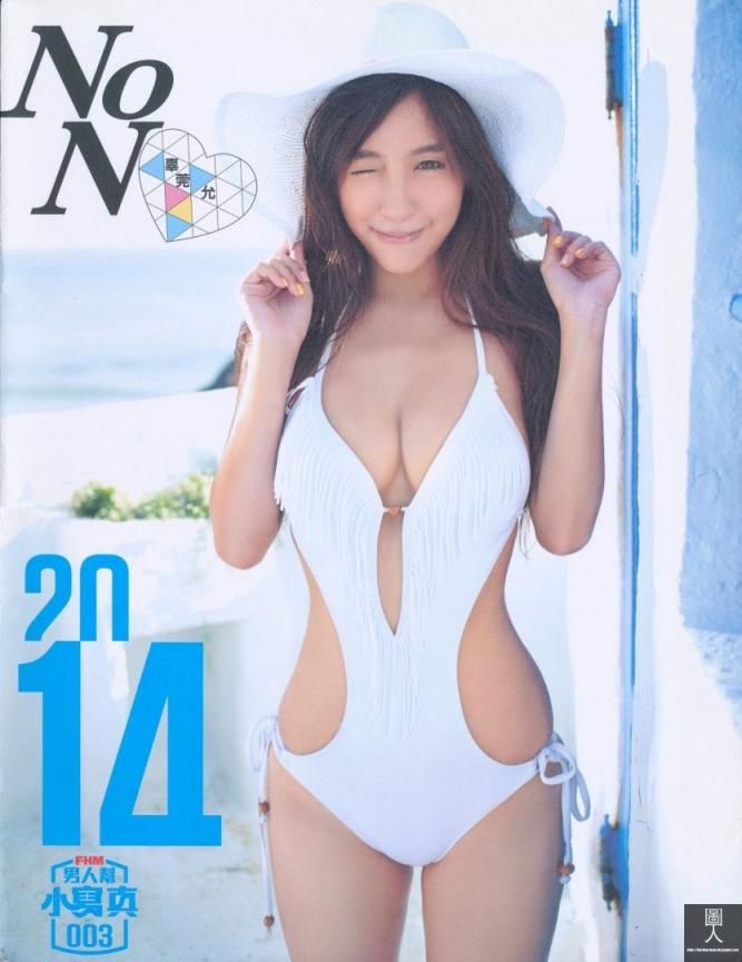 辜莞允私享夏日海边：白泳装诱惑曲线，甜美挑逗眼神，直击你心底悸动，极致魅力写真。