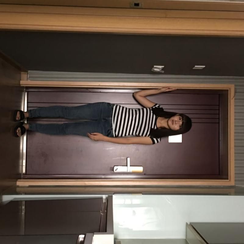 这少妇看起来娇羞迷人 This young woman looks shy a