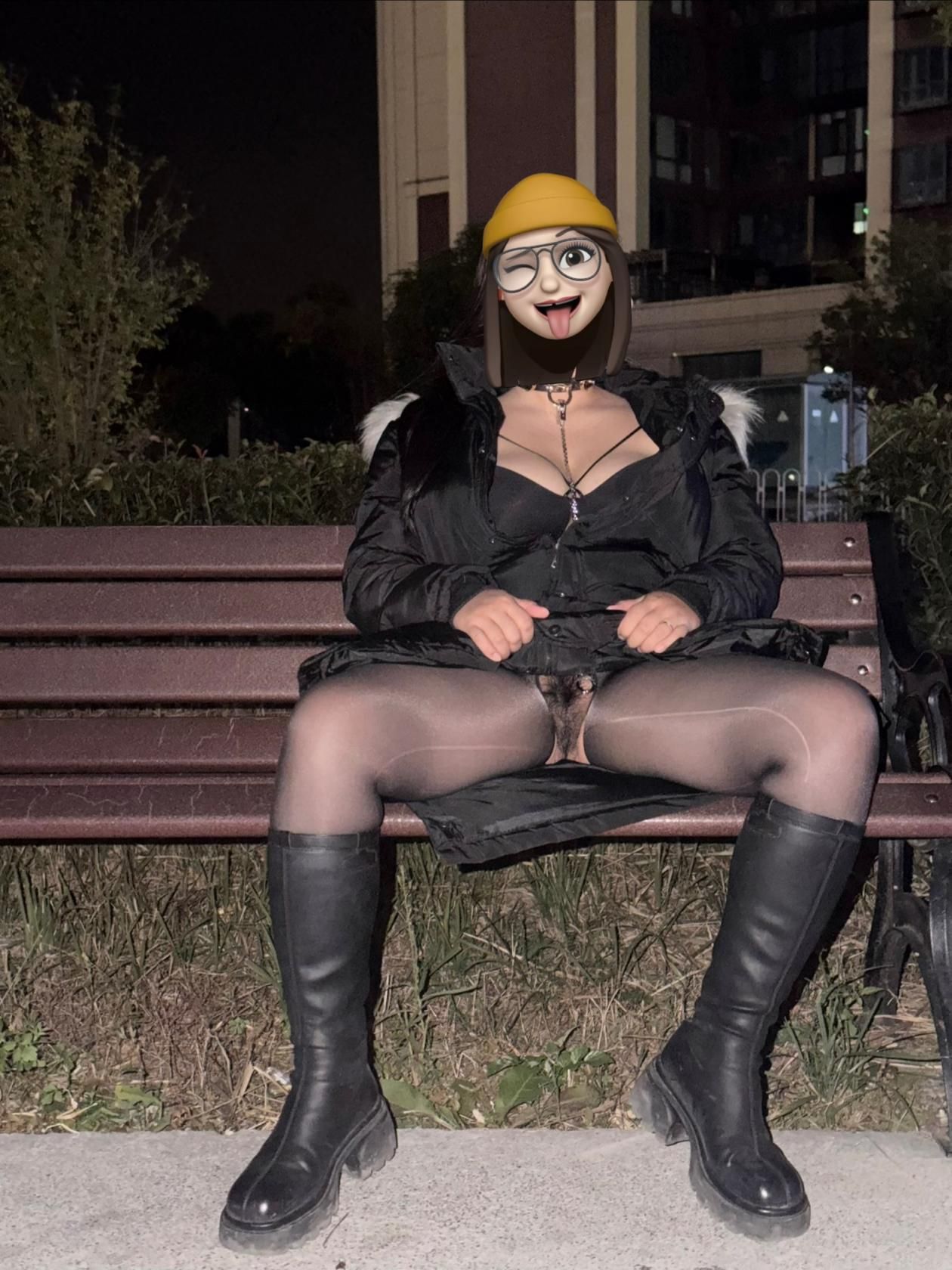 全裸黑丝大乳小母狗深夜露出 Naked little bitch in blac