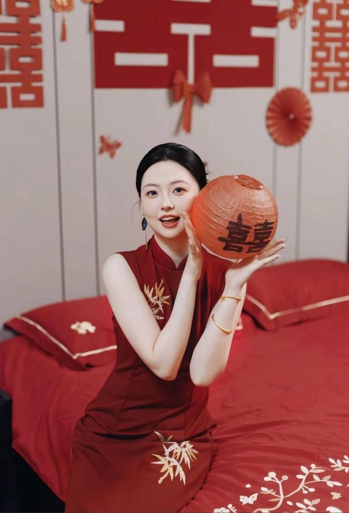 看看新娘子的奶子 Look at the bride&rsquo;s tits