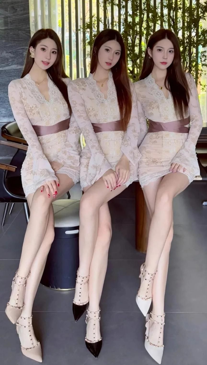 风姿绰约三位佳丽肤白貌美长腿吸睛 The three beauties are