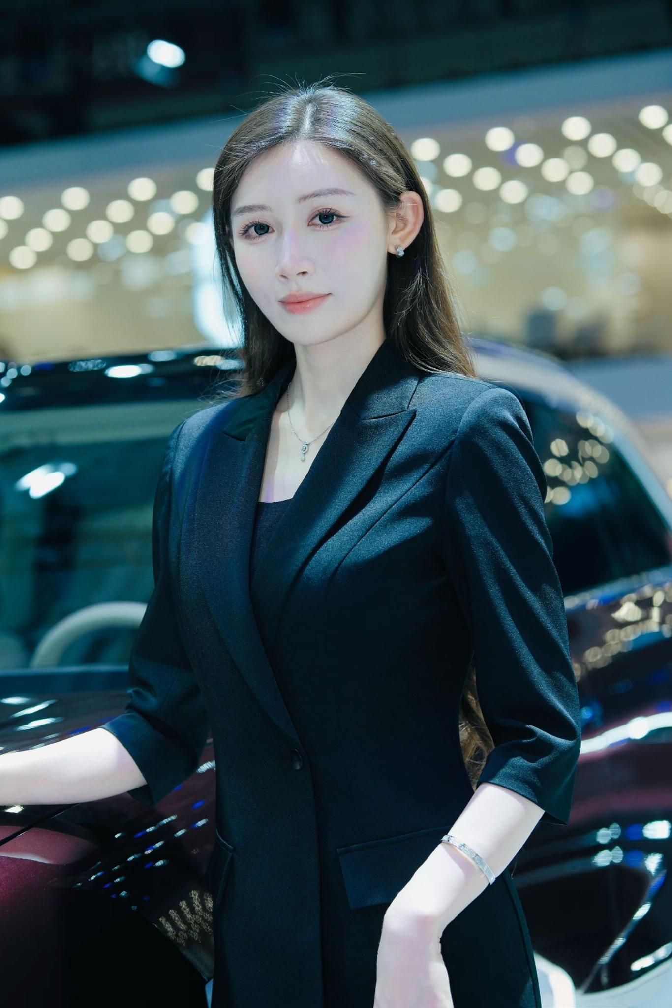 赏心悦目的气质车模 Pleasant and elegant car mode