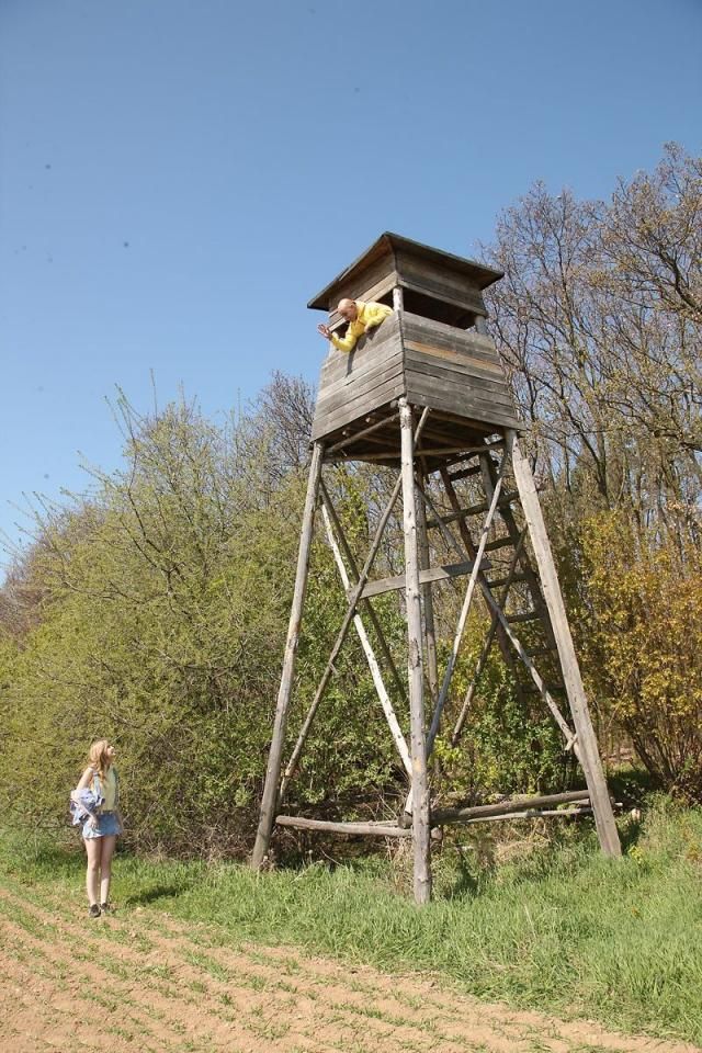 护林员在小路上窥探少女，将老二插入她紧窄的阴道 The ranger spie