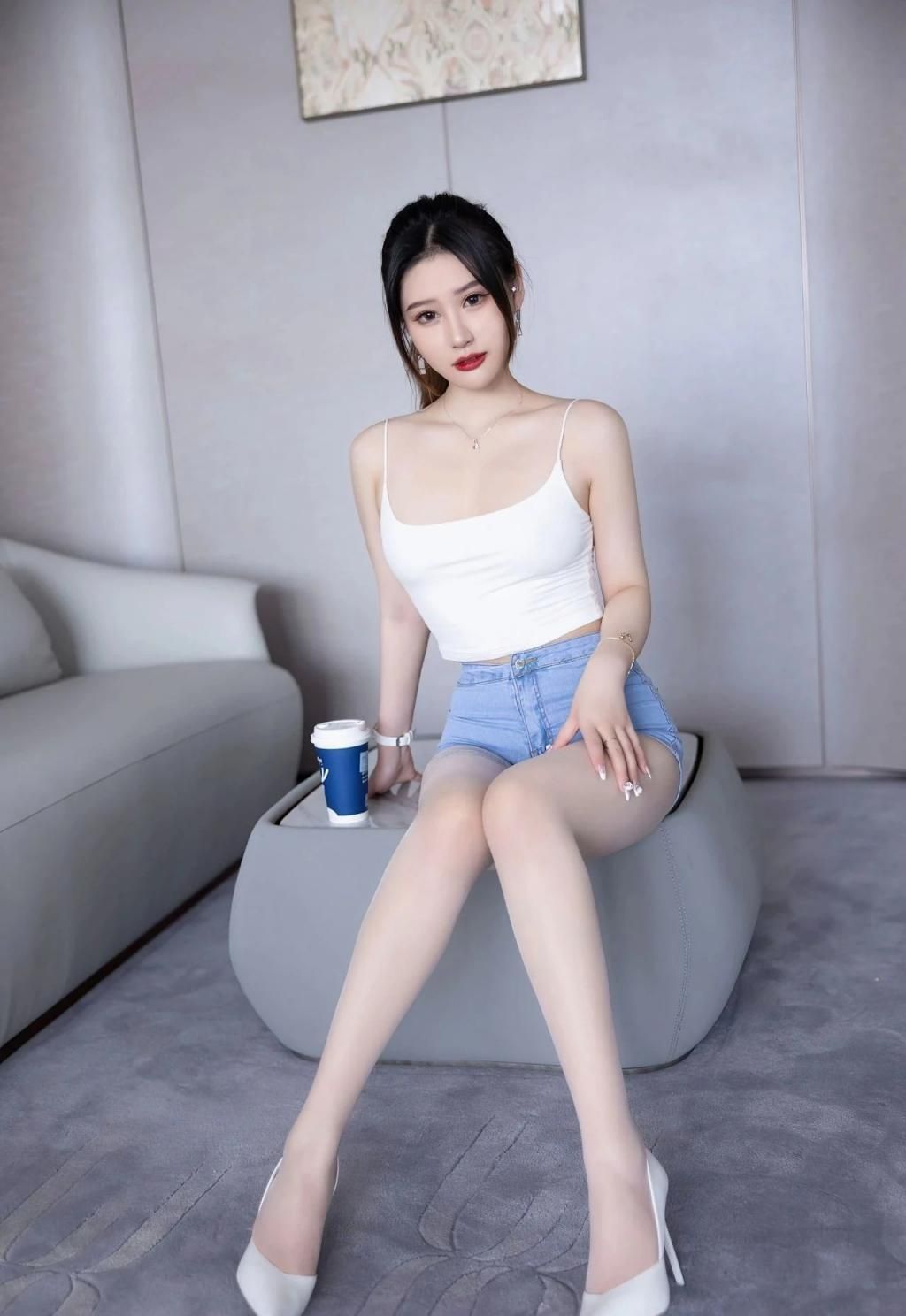 纤腰美腿，谁看了不迷糊 Slender waist and beautiful