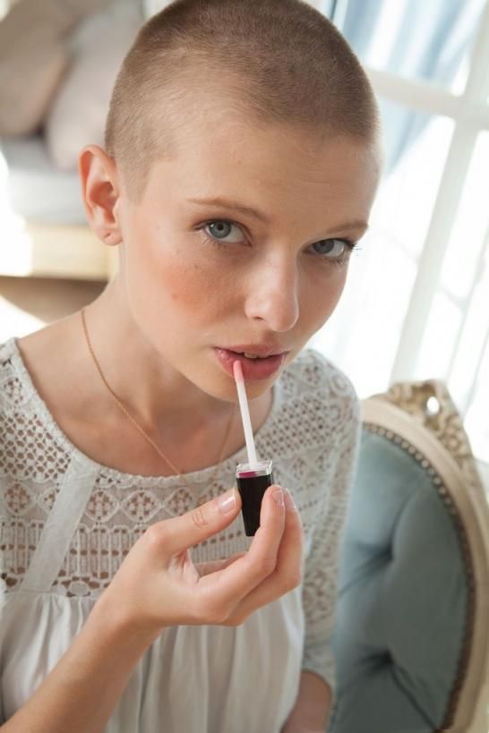 剃光头的少女奥克塔维亚脱衣并用手指抚摸多毛的阴户 Shaved teen Oc