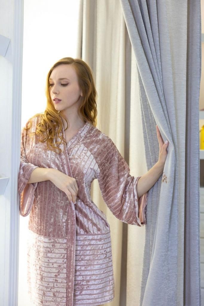 维姬脱下睡袍，摆出自信的裸体姿势 Vicki takes off her ro