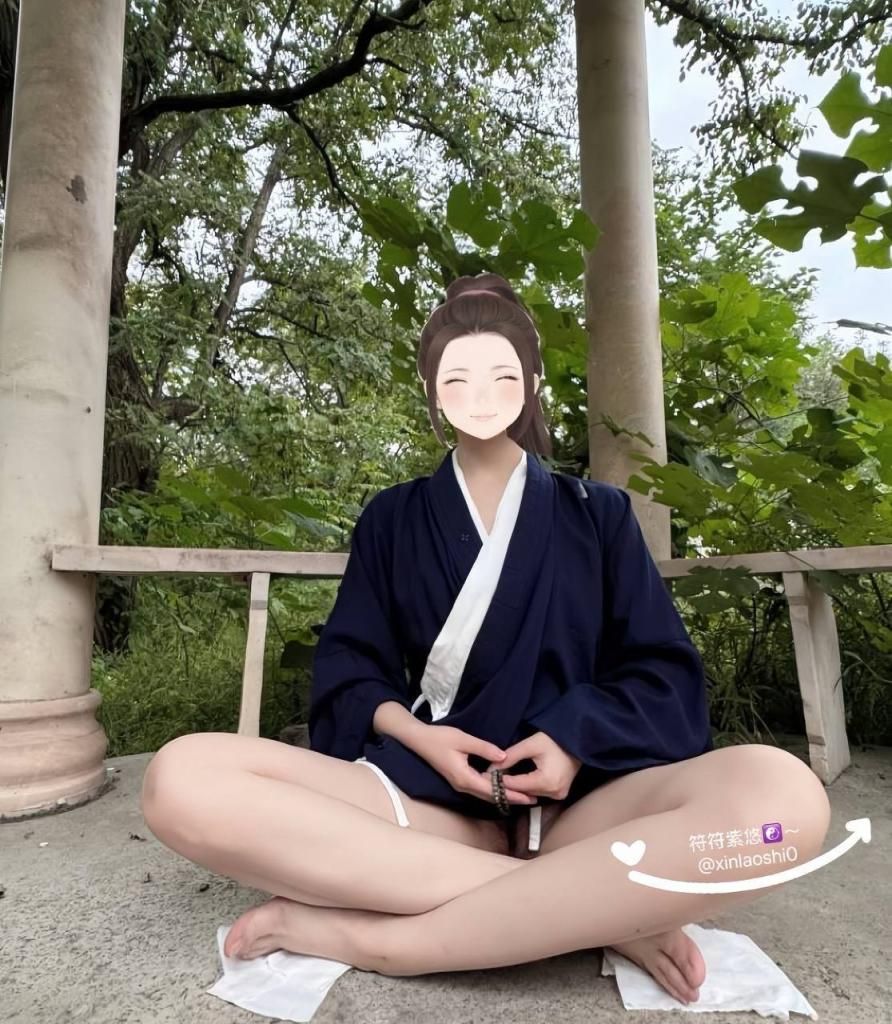 尼姑庵里的淫荡尼姑 Slutty nun in the nunnery