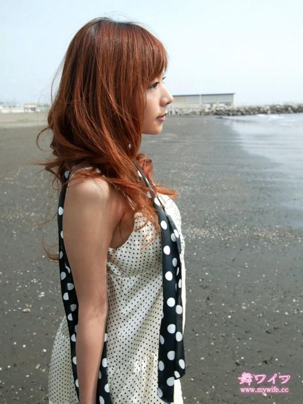 青山优希海边长发飘逸夏日风情沙滩倩影在蔚蓝海岸线的诗意漫步 Aoyama Yuk