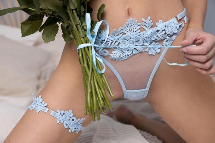 金发少女身着蓝色透视蕾丝内衣，展现出她性感纤细的身材 The blonde g