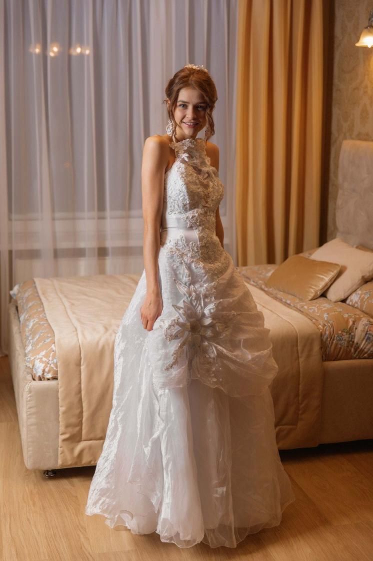 新娘身穿白色长款婚纱和丝袜，逼逼性感地挺立着等待老公的宠幸 The bride