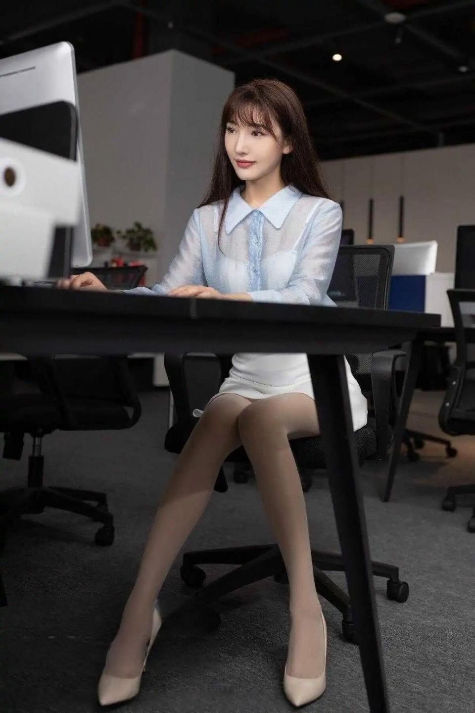 职业女性加班主题美腿写真 Professional women working