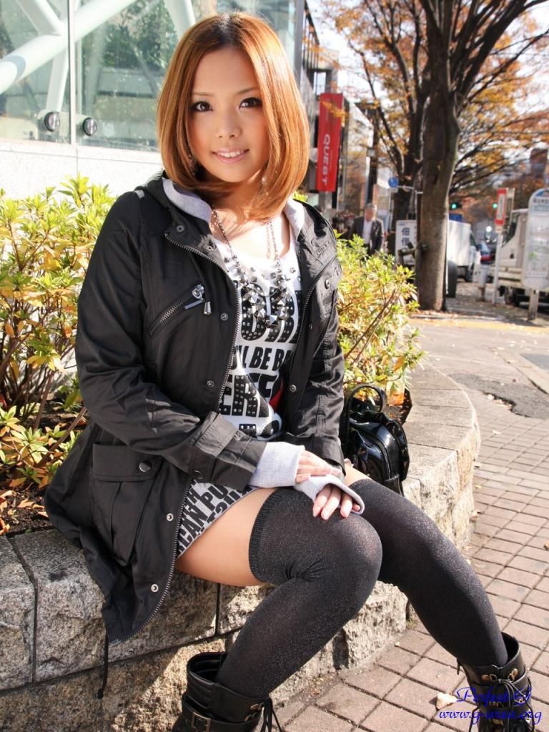 Shinobu都市秋日阳光下的魅力身影 A charming figure un