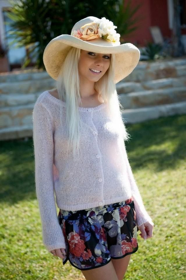 优雅的金发美女戴着帽子，裸体在外 Elegant blonde wearing