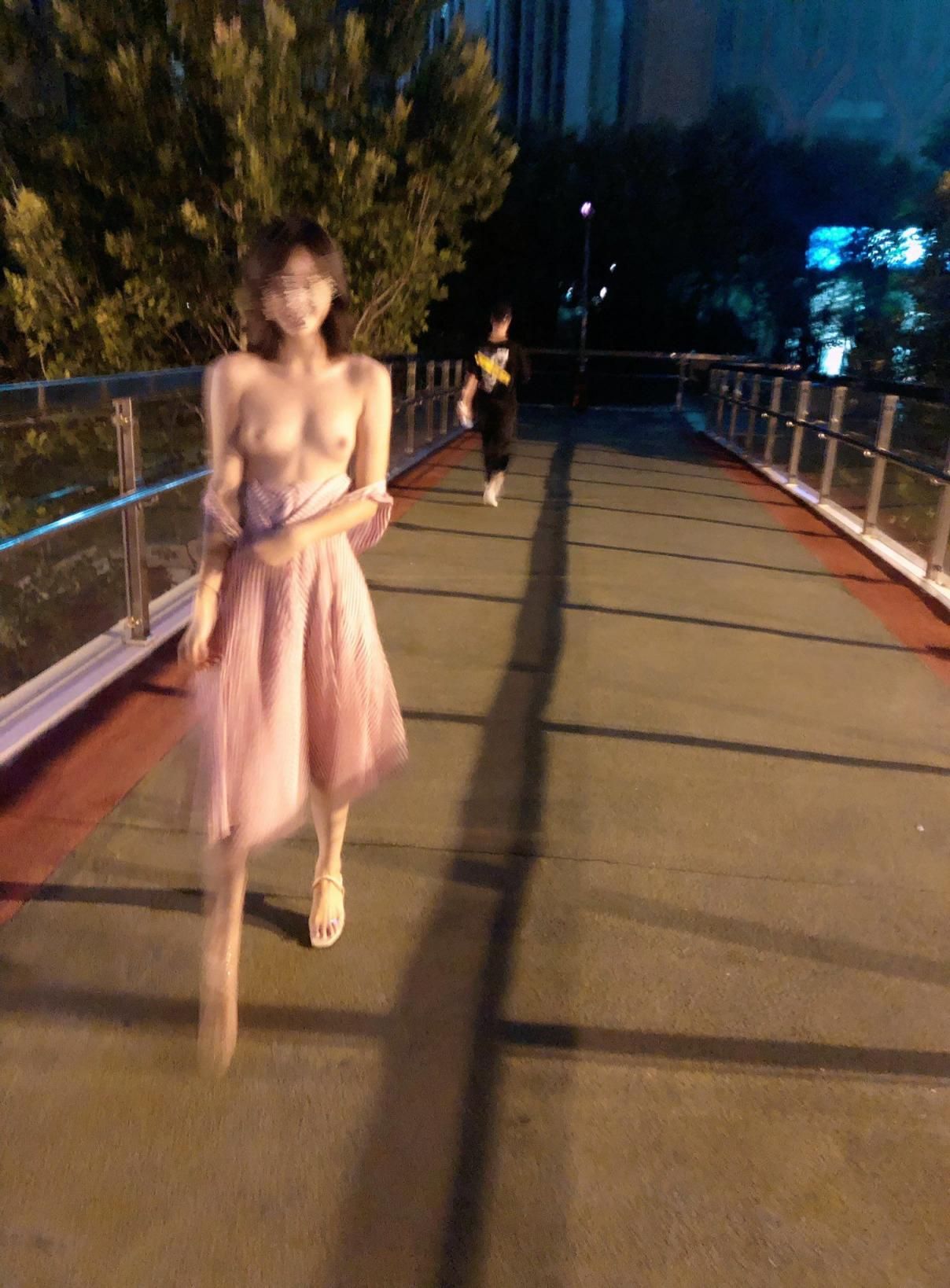 肤白腰细腿长的港女UNIG之大胆露出 Hong Kong girl UNIG w