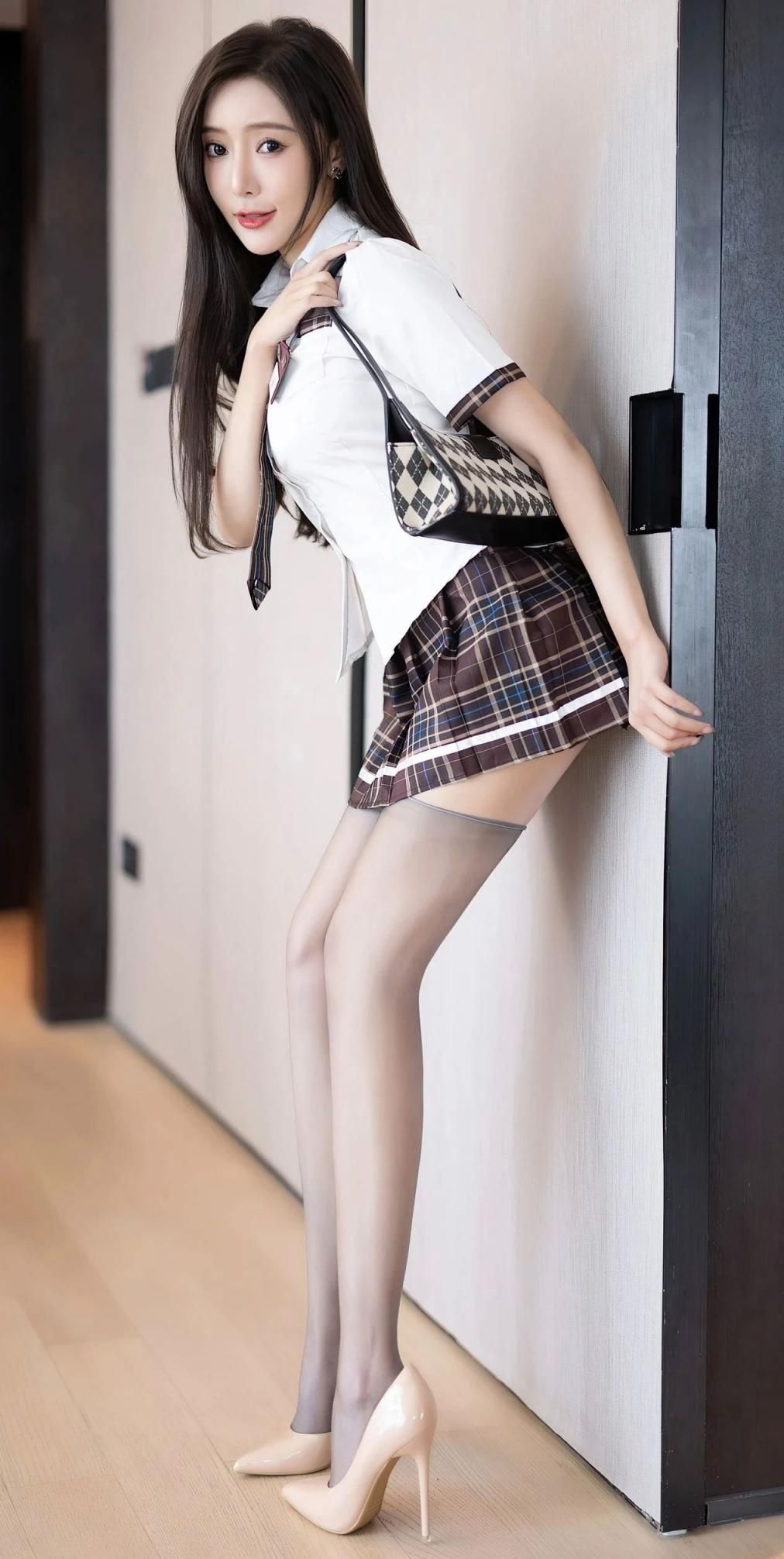 肤白貌美曲线婀娜大长腿 Fair skin, beautiful appear