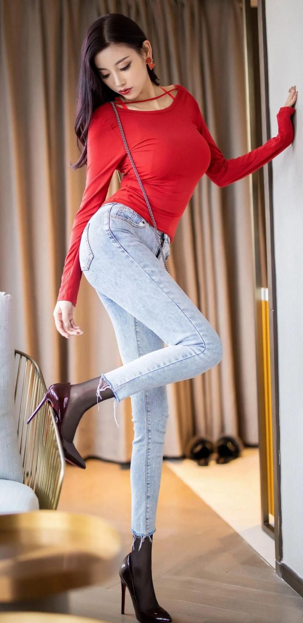 紧身衣包臀裙，满屏大长腿 Tightfitting hiphugging sk