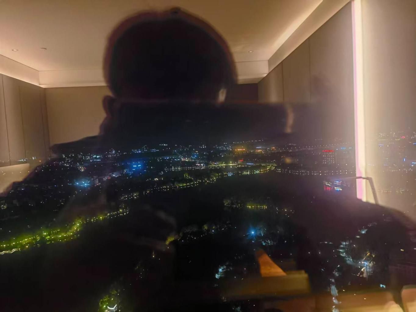 带上小骚妻，酒店庆除夕 Bring your little hotwife an