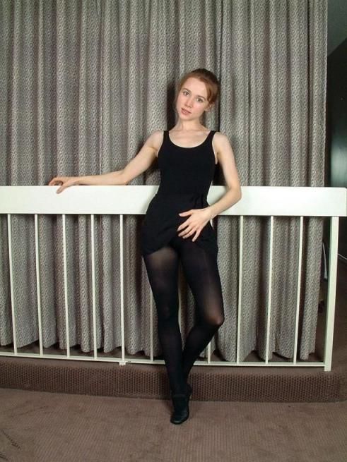 穿黑色连裤袜和黑色连衣裙露毛茸茸的逼逼 Wearing black panty